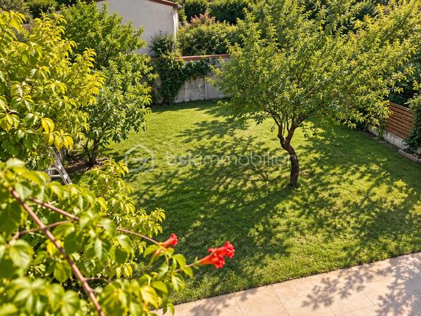 RARE SUR LE SECTEUR – MAISON INDIVIDUELLE, BEAU TERRAIN SANS VIS-À-VIS & RER A À PIED
Idéalement située en plein centre-ville de Noisy-le-Grand, à seulement 700 mètres – 7 minutes à pied – de la gare RER A Noisy-le-Grand Mont d’Est, découvrez cette agréable maison individuelle sur sous-sol total offrant 115 m² de surface utile, dont 70 m² habitables environ, plus un garage de 20 m² implantée sur une belle parcelle de 457 m² sans vis-à-vis.
Son véritable atout ? Un environnement calme, sans vis-à-vis, avec un bel espace extérieur préservé, idéal pour profiter pleinement des beaux jours en toute intimité.
Au niveau principal, une entrée dessert une cuisine séparée et aménagée ainsi qu’un beau séjour baigné de lumière avec cheminée, bénéficiant d’une agréable exposition sud-ouest et ouvrant directement sur un balcon.
L’espace nuit se compose de deux chambres confortables, d’une salle d’eau et de WC indépendants.
En rez-de-jardin, la maison révèle tout son potentiel avec une troisième chambre, une seconde salle d’eau avec WC, une grande buanderie, plusieurs espaces complémentaires ainsi qu’un garage. Des volumes supplémentaires offrant de nombreuses possibilités d’aménagement selon vos envies : bureau, espace loisirs, rangement, atelier…
Le tout dans un emplacement particulièrement recherché, à proximité immédiate des commerces, écoles, transports et de toutes les commodités du centre-ville.
Une maison lumineuse, un beau terrain sans vis-à-vis, le calme et le RER A accessible à pied à 10 min à pied : une opportunité rare à Noisy-le-Grand.
À découvrir rapidement !