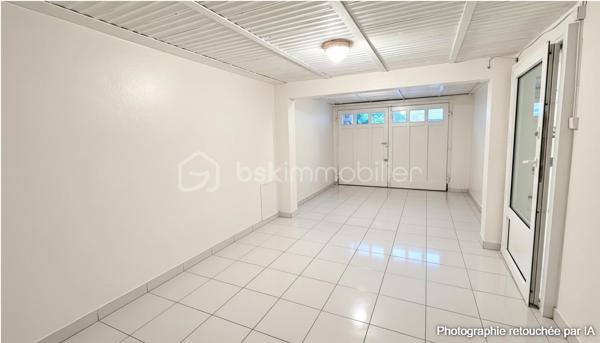 RARE SUR LE SECTEUR – MAISON INDIVIDUELLE, BEAU TERRAIN SANS VIS-À-VIS & RER A À PIED
Idéalement située en plein centre-ville de Noisy-le-Grand, à seulement 700 mètres – 7 minutes à pied – de la gare RER A Noisy-le-Grand Mont d’Est, découvrez cette agréable maison individuelle sur sous-sol total offrant 115 m² de surface utile, dont 70 m² habitables environ, plus un garage de 20 m² implantée sur une belle parcelle de 457 m² sans vis-à-vis.
Son véritable atout ? Un environnement calme, sans vis-à-vis, avec un bel espace extérieur préservé, idéal pour profiter pleinement des beaux jours en toute intimité.
Au niveau principal, une entrée dessert une cuisine séparée et aménagée ainsi qu’un beau séjour baigné de lumière avec cheminée, bénéficiant d’une agréable exposition sud-ouest et ouvrant directement sur un balcon.
L’espace nuit se compose de deux chambres confortables, d’une salle d’eau et de WC indépendants.
En rez-de-jardin, la maison révèle tout son potentiel avec une troisième chambre, une seconde salle d’eau avec WC, une grande buanderie, plusieurs espaces complémentaires ainsi qu’un garage. Des volumes supplémentaires offrant de nombreuses possibilités d’aménagement selon vos envies : bureau, espace loisirs, rangement, atelier…
Le tout dans un emplacement particulièrement recherché, à proximité immédiate des commerces, écoles, transports et de toutes les commodités du centre-ville.
Une maison lumineuse, un beau terrain sans vis-à-vis, le calme et le RER A accessible à pied à 10 min à pied : une opportunité rare à Noisy-le-Grand.
À découvrir rapidement !