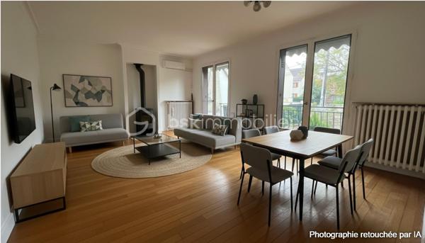 RARE SUR LE SECTEUR – MAISON INDIVIDUELLE, BEAU TERRAIN SANS VIS-À-VIS & RER A À PIED
Idéalement située en plein centre-ville de Noisy-le-Grand, à seulement 700 mètres – 7 minutes à pied – de la gare RER A Noisy-le-Grand Mont d’Est, découvrez cette agréable maison individuelle sur sous-sol total offrant 115 m² de surface utile, dont 70 m² habitables environ, plus un garage de 20 m² implantée sur une belle parcelle de 457 m² sans vis-à-vis.
Son véritable atout ? Un environnement calme, sans vis-à-vis, avec un bel espace extérieur préservé, idéal pour profiter pleinement des beaux jours en toute intimité.
Au niveau principal, une entrée dessert une cuisine séparée et aménagée ainsi qu’un beau séjour baigné de lumière avec cheminée, bénéficiant d’une agréable exposition sud-ouest et ouvrant directement sur un balcon.
L’espace nuit se compose de deux chambres confortables, d’une salle d’eau et de WC indépendants.
En rez-de-jardin, la maison révèle tout son potentiel avec une troisième chambre, une seconde salle d’eau avec WC, une grande buanderie, plusieurs espaces complémentaires ainsi qu’un garage. Des volumes supplémentaires offrant de nombreuses possibilités d’aménagement selon vos envies : bureau, espace loisirs, rangement, atelier…
Le tout dans un emplacement particulièrement recherché, à proximité immédiate des commerces, écoles, transports et de toutes les commodités du centre-ville.
Une maison lumineuse, un beau terrain sans vis-à-vis, le calme et le RER A accessible à pied à 10 min à pied : une opportunité rare à Noisy-le-Grand.
À découvrir rapidement !