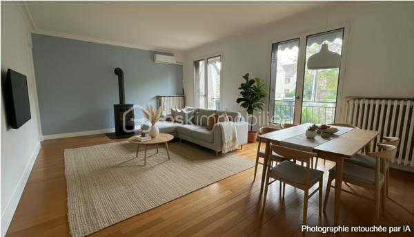 RARE SUR LE SECTEUR – MAISON INDIVIDUELLE, BEAU TERRAIN SANS VIS-À-VIS & RER A À PIED
Idéalement située en plein centre-ville de Noisy-le-Grand, à seulement 700 mètres – 7 minutes à pied – de la gare RER A Noisy-le-Grand Mont d’Est, découvrez cette agréable maison individuelle sur sous-sol total offrant 115 m² de surface utile, dont 70 m² habitables environ, plus un garage de 20 m² implantée sur une belle parcelle de 457 m² sans vis-à-vis.
Son véritable atout ? Un environnement calme, sans vis-à-vis, avec un bel espace extérieur préservé, idéal pour profiter pleinement des beaux jours en toute intimité.
Au niveau principal, une entrée dessert une cuisine séparée et aménagée ainsi qu’un beau séjour baigné de lumière avec cheminée, bénéficiant d’une agréable exposition sud-ouest et ouvrant directement sur un balcon.
L’espace nuit se compose de deux chambres confortables, d’une salle d’eau et de WC indépendants.
En rez-de-jardin, la maison révèle tout son potentiel avec une troisième chambre, une seconde salle d’eau avec WC, une grande buanderie, plusieurs espaces complémentaires ainsi qu’un garage. Des volumes supplémentaires offrant de nombreuses possibilités d’aménagement selon vos envies : bureau, espace loisirs, rangement, atelier…
Le tout dans un emplacement particulièrement recherché, à proximité immédiate des commerces, écoles, transports et de toutes les commodités du centre-ville.
Une maison lumineuse, un beau terrain sans vis-à-vis, le calme et le RER A accessible à pied à 10 min à pied : une opportunité rare à Noisy-le-Grand.
À découvrir rapidement !