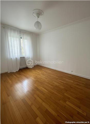 RARE SUR LE SECTEUR – MAISON INDIVIDUELLE, BEAU TERRAIN SANS VIS-À-VIS & RER A À PIED
Idéalement située en plein centre-ville de Noisy-le-Grand, à seulement 700 mètres – 7 minutes à pied – de la gare RER A Noisy-le-Grand Mont d’Est, découvrez cette agréable maison individuelle sur sous-sol total offrant 115 m² de surface utile, dont 70 m² habitables environ, plus un garage de 20 m² implantée sur une belle parcelle de 457 m² sans vis-à-vis.
Son véritable atout ? Un environnement calme, sans vis-à-vis, avec un bel espace extérieur préservé, idéal pour profiter pleinement des beaux jours en toute intimité.
Au niveau principal, une entrée dessert une cuisine séparée et aménagée ainsi qu’un beau séjour baigné de lumière avec cheminée, bénéficiant d’une agréable exposition sud-ouest et ouvrant directement sur un balcon.
L’espace nuit se compose de deux chambres confortables, d’une salle d’eau et de WC indépendants.
En rez-de-jardin, la maison révèle tout son potentiel avec une troisième chambre, une seconde salle d’eau avec WC, une grande buanderie, plusieurs espaces complémentaires ainsi qu’un garage. Des volumes supplémentaires offrant de nombreuses possibilités d’aménagement selon vos envies : bureau, espace loisirs, rangement, atelier…
Le tout dans un emplacement particulièrement recherché, à proximité immédiate des commerces, écoles, transports et de toutes les commodités du centre-ville.
Une maison lumineuse, un beau terrain sans vis-à-vis, le calme et le RER A accessible à pied à 10 min à pied : une opportunité rare à Noisy-le-Grand.
À découvrir rapidement !
