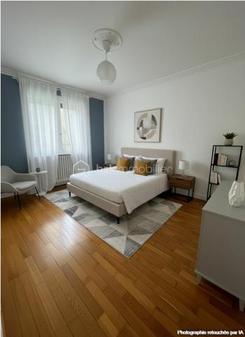 RARE SUR LE SECTEUR – MAISON INDIVIDUELLE, BEAU TERRAIN SANS VIS-À-VIS & RER A À PIED
Idéalement située en plein centre-ville de Noisy-le-Grand, à seulement 700 mètres – 7 minutes à pied – de la gare RER A Noisy-le-Grand Mont d’Est, découvrez cette agréable maison individuelle sur sous-sol total offrant 115 m² de surface utile, dont 70 m² habitables environ, plus un garage de 20 m² implantée sur une belle parcelle de 457 m² sans vis-à-vis.
Son véritable atout ? Un environnement calme, sans vis-à-vis, avec un bel espace extérieur préservé, idéal pour profiter pleinement des beaux jours en toute intimité.
Au niveau principal, une entrée dessert une cuisine séparée et aménagée ainsi qu’un beau séjour baigné de lumière avec cheminée, bénéficiant d’une agréable exposition sud-ouest et ouvrant directement sur un balcon.
L’espace nuit se compose de deux chambres confortables, d’une salle d’eau et de WC indépendants.
En rez-de-jardin, la maison révèle tout son potentiel avec une troisième chambre, une seconde salle d’eau avec WC, une grande buanderie, plusieurs espaces complémentaires ainsi qu’un garage. Des volumes supplémentaires offrant de nombreuses possibilités d’aménagement selon vos envies : bureau, espace loisirs, rangement, atelier…
Le tout dans un emplacement particulièrement recherché, à proximité immédiate des commerces, écoles, transports et de toutes les commodités du centre-ville.
Une maison lumineuse, un beau terrain sans vis-à-vis, le calme et le RER A accessible à pied à 10 min à pied : une opportunité rare à Noisy-le-Grand.
À découvrir rapidement !