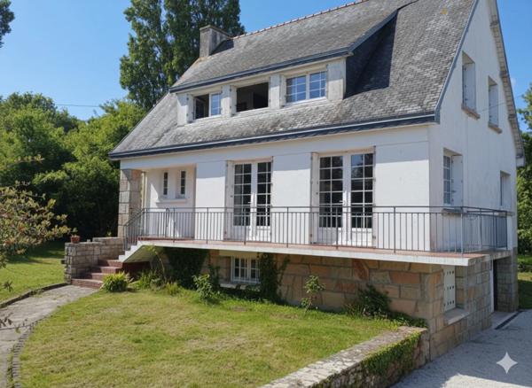 "CROZON LE FRET – Élégante maison traditionnelle avec vue dégagée sur le port"