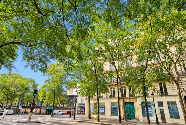 *PARIS 10e – BALCON FILANT, CHARME HAUSSMANNIEN ET LUMIÈRE EXCEPTIONNELLE FACE AU MARCHÉ SAINT-QUENTIN*

Rare dans le quartier !

Face au très recherché Marché Saint-Quentin, découvrez ce magnifique appartement de caractère de 72 m² au sol (63 m² Carrez+ 9 m2 de balcon), situé au 2ᵉ étage avec ascenseur d'un bel immeuble haussmannien.

Dès l'entrée, le charme opère : parquet d'origine, moulures élégantes, hauteur sous plafond de 3,22 m et surtout une luminosité remarquable grâce à cinq grandes portes-fenêtres ouvrant sur un superbe balcon filant.

Le séjour, baigné de lumière, invite à recevoir et à profiter pleinement de l'ambiance unique du quartier. Les deux chambres, confortables et au calme, bénéficient elles aussi d'un accès direct au balcon, un privilège rare en plein cœur de Paris.

L'appartement se compose de :

• Un vaste séjour lumineux
• Deux belles chambres
• Une cuisine indépendante entièrement équipée
• Une salle d'eau avec espace buanderie
• WC séparés

**Le coup de cœur ?** Un magnifique balcon filant accessible depuis le séjour et les deux chambres, véritable prolongement de l'appartement offrant une agréable ouverture sur l'extérieur et une sensation d'espace particulièrement recherchée à Paris.

L'immeuble est parfaitement entretenu et sécurisé (digicode, interphone). Vous bénéficierez également d'une grande cave saine ainsi que d'un local vélos fermé.

**Une adresse que les Parisiens s'arrachent :** commerces de bouche réputés, cafés, restaurants, vie de quartier animée et excellente desserte avec les gares du Nord et de l'Est ainsi que plusieurs lignes de métro à quelques minutes à pied.

Un bien de caractère, lumineux, avec extérieur, dans l'un des secteurs les plus recherchés du 10e arrondissement.