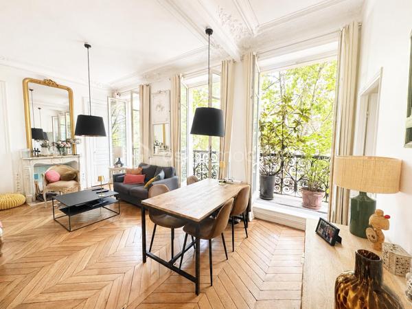 *PARIS 10e – BALCON FILANT, CHARME HAUSSMANNIEN ET LUMIÈRE EXCEPTIONNELLE FACE AU MARCHÉ SAINT-QUENTIN*

Rare dans le quartier !

Face au très recherché Marché Saint-Quentin, découvrez ce magnifique appartement de caractère de 72 m² au sol (63 m² Carrez+ 9 m2 de balcon), situé au 2ᵉ étage avec ascenseur d'un bel immeuble haussmannien.

Dès l'entrée, le charme opère : parquet d'origine, moulures élégantes, hauteur sous plafond de 3,22 m et surtout une luminosité remarquable grâce à cinq grandes portes-fenêtres ouvrant sur un superbe balcon filant.

Le séjour, baigné de lumière, invite à recevoir et à profiter pleinement de l'ambiance unique du quartier. Les deux chambres, confortables et au calme, bénéficient elles aussi d'un accès direct au balcon, un privilège rare en plein cœur de Paris.

L'appartement se compose de :

• Un vaste séjour lumineux
• Deux belles chambres
• Une cuisine indépendante entièrement équipée
• Une salle d'eau avec espace buanderie
• WC séparés

**Le coup de cœur ?** Un magnifique balcon filant accessible depuis le séjour et les deux chambres, véritable prolongement de l'appartement offrant une agréable ouverture sur l'extérieur et une sensation d'espace particulièrement recherchée à Paris.

L'immeuble est parfaitement entretenu et sécurisé (digicode, interphone). Vous bénéficierez également d'une grande cave saine ainsi que d'un local vélos fermé.

**Une adresse que les Parisiens s'arrachent :** commerces de bouche réputés, cafés, restaurants, vie de quartier animée et excellente desserte avec les gares du Nord et de l'Est ainsi que plusieurs lignes de métro à quelques minutes à pied.

Un bien de caractère, lumineux, avec extérieur, dans l'un des secteurs les plus recherchés du 10e arrondissement.