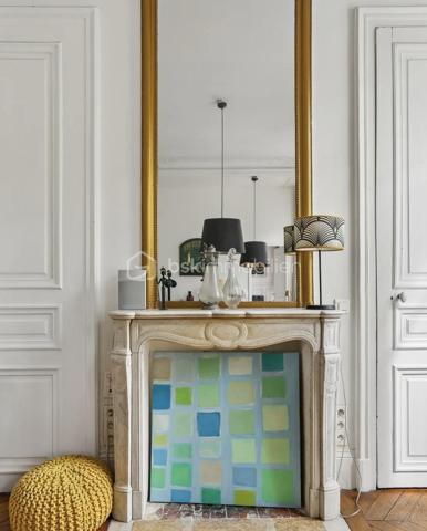 *PARIS 10e – BALCON FILANT, CHARME HAUSSMANNIEN ET LUMIÈRE EXCEPTIONNELLE FACE AU MARCHÉ SAINT-QUENTIN*

Rare dans le quartier !

Face au très recherché Marché Saint-Quentin, découvrez ce magnifique appartement de caractère de 72 m² au sol (63 m² Carrez+ 9 m2 de balcon), situé au 2ᵉ étage avec ascenseur d'un bel immeuble haussmannien.

Dès l'entrée, le charme opère : parquet d'origine, moulures élégantes, hauteur sous plafond de 3,22 m et surtout une luminosité remarquable grâce à cinq grandes portes-fenêtres ouvrant sur un superbe balcon filant.

Le séjour, baigné de lumière, invite à recevoir et à profiter pleinement de l'ambiance unique du quartier. Les deux chambres, confortables et au calme, bénéficient elles aussi d'un accès direct au balcon, un privilège rare en plein cœur de Paris.

L'appartement se compose de :

• Un vaste séjour lumineux
• Deux belles chambres
• Une cuisine indépendante entièrement équipée
• Une salle d'eau avec espace buanderie
• WC séparés

**Le coup de cœur ?** Un magnifique balcon filant accessible depuis le séjour et les deux chambres, véritable prolongement de l'appartement offrant une agréable ouverture sur l'extérieur et une sensation d'espace particulièrement recherchée à Paris.

L'immeuble est parfaitement entretenu et sécurisé (digicode, interphone). Vous bénéficierez également d'une grande cave saine ainsi que d'un local vélos fermé.

**Une adresse que les Parisiens s'arrachent :** commerces de bouche réputés, cafés, restaurants, vie de quartier animée et excellente desserte avec les gares du Nord et de l'Est ainsi que plusieurs lignes de métro à quelques minutes à pied.

Un bien de caractère, lumineux, avec extérieur, dans l'un des secteurs les plus recherchés du 10e arrondissement.