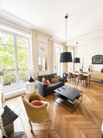 *PARIS 10e – BALCON FILANT, CHARME HAUSSMANNIEN ET LUMIÈRE EXCEPTIONNELLE FACE AU MARCHÉ SAINT-QUENTIN*

Rare dans le quartier !

Face au très recherché Marché Saint-Quentin, découvrez ce magnifique appartement de caractère de 72 m² au sol (63 m² Carrez+ 9 m2 de balcon), situé au 2ᵉ étage avec ascenseur d'un bel immeuble haussmannien.

Dès l'entrée, le charme opère : parquet d'origine, moulures élégantes, hauteur sous plafond de 3,22 m et surtout une luminosité remarquable grâce à cinq grandes portes-fenêtres ouvrant sur un superbe balcon filant.

Le séjour, baigné de lumière, invite à recevoir et à profiter pleinement de l'ambiance unique du quartier. Les deux chambres, confortables et au calme, bénéficient elles aussi d'un accès direct au balcon, un privilège rare en plein cœur de Paris.

L'appartement se compose de :

• Un vaste séjour lumineux
• Deux belles chambres
• Une cuisine indépendante entièrement équipée
• Une salle d'eau avec espace buanderie
• WC séparés

**Le coup de cœur ?** Un magnifique balcon filant accessible depuis le séjour et les deux chambres, véritable prolongement de l'appartement offrant une agréable ouverture sur l'extérieur et une sensation d'espace particulièrement recherchée à Paris.

L'immeuble est parfaitement entretenu et sécurisé (digicode, interphone). Vous bénéficierez également d'une grande cave saine ainsi que d'un local vélos fermé.

**Une adresse que les Parisiens s'arrachent :** commerces de bouche réputés, cafés, restaurants, vie de quartier animée et excellente desserte avec les gares du Nord et de l'Est ainsi que plusieurs lignes de métro à quelques minutes à pied.

Un bien de caractère, lumineux, avec extérieur, dans l'un des secteurs les plus recherchés du 10e arrondissement.