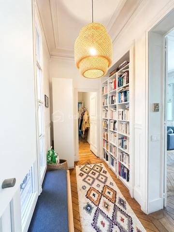 *PARIS 10e – BALCON FILANT, CHARME HAUSSMANNIEN ET LUMIÈRE EXCEPTIONNELLE FACE AU MARCHÉ SAINT-QUENTIN*

Rare dans le quartier !

Face au très recherché Marché Saint-Quentin, découvrez ce magnifique appartement de caractère de 72 m² au sol (63 m² Carrez+ 9 m2 de balcon), situé au 2ᵉ étage avec ascenseur d'un bel immeuble haussmannien.

Dès l'entrée, le charme opère : parquet d'origine, moulures élégantes, hauteur sous plafond de 3,22 m et surtout une luminosité remarquable grâce à cinq grandes portes-fenêtres ouvrant sur un superbe balcon filant.

Le séjour, baigné de lumière, invite à recevoir et à profiter pleinement de l'ambiance unique du quartier. Les deux chambres, confortables et au calme, bénéficient elles aussi d'un accès direct au balcon, un privilège rare en plein cœur de Paris.

L'appartement se compose de :

• Un vaste séjour lumineux
• Deux belles chambres
• Une cuisine indépendante entièrement équipée
• Une salle d'eau avec espace buanderie
• WC séparés

**Le coup de cœur ?** Un magnifique balcon filant accessible depuis le séjour et les deux chambres, véritable prolongement de l'appartement offrant une agréable ouverture sur l'extérieur et une sensation d'espace particulièrement recherchée à Paris.

L'immeuble est parfaitement entretenu et sécurisé (digicode, interphone). Vous bénéficierez également d'une grande cave saine ainsi que d'un local vélos fermé.

**Une adresse que les Parisiens s'arrachent :** commerces de bouche réputés, cafés, restaurants, vie de quartier animée et excellente desserte avec les gares du Nord et de l'Est ainsi que plusieurs lignes de métro à quelques minutes à pied.

Un bien de caractère, lumineux, avec extérieur, dans l'un des secteurs les plus recherchés du 10e arrondissement.