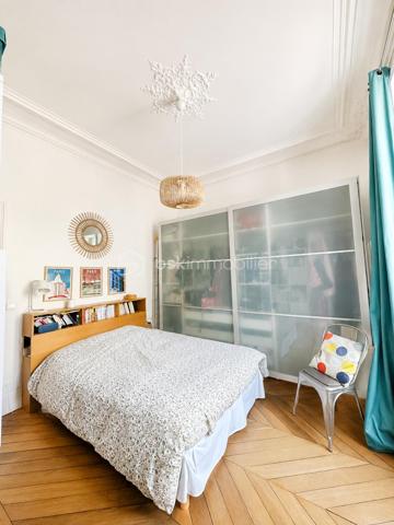 *PARIS 10e – BALCON FILANT, CHARME HAUSSMANNIEN ET LUMIÈRE EXCEPTIONNELLE FACE AU MARCHÉ SAINT-QUENTIN*

Rare dans le quartier !

Face au très recherché Marché Saint-Quentin, découvrez ce magnifique appartement de caractère de 72 m² au sol (63 m² Carrez+ 9 m2 de balcon), situé au 2ᵉ étage avec ascenseur d'un bel immeuble haussmannien.

Dès l'entrée, le charme opère : parquet d'origine, moulures élégantes, hauteur sous plafond de 3,22 m et surtout une luminosité remarquable grâce à cinq grandes portes-fenêtres ouvrant sur un superbe balcon filant.

Le séjour, baigné de lumière, invite à recevoir et à profiter pleinement de l'ambiance unique du quartier. Les deux chambres, confortables et au calme, bénéficient elles aussi d'un accès direct au balcon, un privilège rare en plein cœur de Paris.

L'appartement se compose de :

• Un vaste séjour lumineux
• Deux belles chambres
• Une cuisine indépendante entièrement équipée
• Une salle d'eau avec espace buanderie
• WC séparés

**Le coup de cœur ?** Un magnifique balcon filant accessible depuis le séjour et les deux chambres, véritable prolongement de l'appartement offrant une agréable ouverture sur l'extérieur et une sensation d'espace particulièrement recherchée à Paris.

L'immeuble est parfaitement entretenu et sécurisé (digicode, interphone). Vous bénéficierez également d'une grande cave saine ainsi que d'un local vélos fermé.

**Une adresse que les Parisiens s'arrachent :** commerces de bouche réputés, cafés, restaurants, vie de quartier animée et excellente desserte avec les gares du Nord et de l'Est ainsi que plusieurs lignes de métro à quelques minutes à pied.

Un bien de caractère, lumineux, avec extérieur, dans l'un des secteurs les plus recherchés du 10e arrondissement.