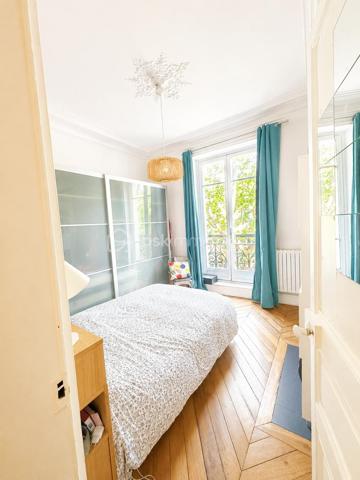 *PARIS 10e – BALCON FILANT, CHARME HAUSSMANNIEN ET LUMIÈRE EXCEPTIONNELLE FACE AU MARCHÉ SAINT-QUENTIN*

Rare dans le quartier !

Face au très recherché Marché Saint-Quentin, découvrez ce magnifique appartement de caractère de 72 m² au sol (63 m² Carrez+ 9 m2 de balcon), situé au 2ᵉ étage avec ascenseur d'un bel immeuble haussmannien.

Dès l'entrée, le charme opère : parquet d'origine, moulures élégantes, hauteur sous plafond de 3,22 m et surtout une luminosité remarquable grâce à cinq grandes portes-fenêtres ouvrant sur un superbe balcon filant.

Le séjour, baigné de lumière, invite à recevoir et à profiter pleinement de l'ambiance unique du quartier. Les deux chambres, confortables et au calme, bénéficient elles aussi d'un accès direct au balcon, un privilège rare en plein cœur de Paris.

L'appartement se compose de :

• Un vaste séjour lumineux
• Deux belles chambres
• Une cuisine indépendante entièrement équipée
• Une salle d'eau avec espace buanderie
• WC séparés

**Le coup de cœur ?** Un magnifique balcon filant accessible depuis le séjour et les deux chambres, véritable prolongement de l'appartement offrant une agréable ouverture sur l'extérieur et une sensation d'espace particulièrement recherchée à Paris.

L'immeuble est parfaitement entretenu et sécurisé (digicode, interphone). Vous bénéficierez également d'une grande cave saine ainsi que d'un local vélos fermé.

**Une adresse que les Parisiens s'arrachent :** commerces de bouche réputés, cafés, restaurants, vie de quartier animée et excellente desserte avec les gares du Nord et de l'Est ainsi que plusieurs lignes de métro à quelques minutes à pied.

Un bien de caractère, lumineux, avec extérieur, dans l'un des secteurs les plus recherchés du 10e arrondissement.