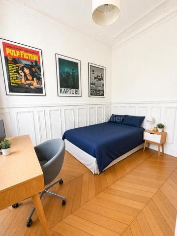 *PARIS 10e – BALCON FILANT, CHARME HAUSSMANNIEN ET LUMIÈRE EXCEPTIONNELLE FACE AU MARCHÉ SAINT-QUENTIN*

Rare dans le quartier !

Face au très recherché Marché Saint-Quentin, découvrez ce magnifique appartement de caractère de 72 m² au sol (63 m² Carrez+ 9 m2 de balcon), situé au 2ᵉ étage avec ascenseur d'un bel immeuble haussmannien.

Dès l'entrée, le charme opère : parquet d'origine, moulures élégantes, hauteur sous plafond de 3,22 m et surtout une luminosité remarquable grâce à cinq grandes portes-fenêtres ouvrant sur un superbe balcon filant.

Le séjour, baigné de lumière, invite à recevoir et à profiter pleinement de l'ambiance unique du quartier. Les deux chambres, confortables et au calme, bénéficient elles aussi d'un accès direct au balcon, un privilège rare en plein cœur de Paris.

L'appartement se compose de :

• Un vaste séjour lumineux
• Deux belles chambres
• Une cuisine indépendante entièrement équipée
• Une salle d'eau avec espace buanderie
• WC séparés

**Le coup de cœur ?** Un magnifique balcon filant accessible depuis le séjour et les deux chambres, véritable prolongement de l'appartement offrant une agréable ouverture sur l'extérieur et une sensation d'espace particulièrement recherchée à Paris.

L'immeuble est parfaitement entretenu et sécurisé (digicode, interphone). Vous bénéficierez également d'une grande cave saine ainsi que d'un local vélos fermé.

**Une adresse que les Parisiens s'arrachent :** commerces de bouche réputés, cafés, restaurants, vie de quartier animée et excellente desserte avec les gares du Nord et de l'Est ainsi que plusieurs lignes de métro à quelques minutes à pied.

Un bien de caractère, lumineux, avec extérieur, dans l'un des secteurs les plus recherchés du 10e arrondissement.