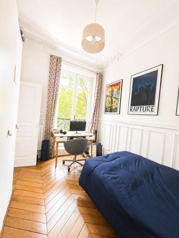 *PARIS 10e – BALCON FILANT, CHARME HAUSSMANNIEN ET LUMIÈRE EXCEPTIONNELLE FACE AU MARCHÉ SAINT-QUENTIN*

Rare dans le quartier !

Face au très recherché Marché Saint-Quentin, découvrez ce magnifique appartement de caractère de 72 m² au sol (63 m² Carrez+ 9 m2 de balcon), situé au 2ᵉ étage avec ascenseur d'un bel immeuble haussmannien.

Dès l'entrée, le charme opère : parquet d'origine, moulures élégantes, hauteur sous plafond de 3,22 m et surtout une luminosité remarquable grâce à cinq grandes portes-fenêtres ouvrant sur un superbe balcon filant.

Le séjour, baigné de lumière, invite à recevoir et à profiter pleinement de l'ambiance unique du quartier. Les deux chambres, confortables et au calme, bénéficient elles aussi d'un accès direct au balcon, un privilège rare en plein cœur de Paris.

L'appartement se compose de :

• Un vaste séjour lumineux
• Deux belles chambres
• Une cuisine indépendante entièrement équipée
• Une salle d'eau avec espace buanderie
• WC séparés

**Le coup de cœur ?** Un magnifique balcon filant accessible depuis le séjour et les deux chambres, véritable prolongement de l'appartement offrant une agréable ouverture sur l'extérieur et une sensation d'espace particulièrement recherchée à Paris.

L'immeuble est parfaitement entretenu et sécurisé (digicode, interphone). Vous bénéficierez également d'une grande cave saine ainsi que d'un local vélos fermé.

**Une adresse que les Parisiens s'arrachent :** commerces de bouche réputés, cafés, restaurants, vie de quartier animée et excellente desserte avec les gares du Nord et de l'Est ainsi que plusieurs lignes de métro à quelques minutes à pied.

Un bien de caractère, lumineux, avec extérieur, dans l'un des secteurs les plus recherchés du 10e arrondissement.