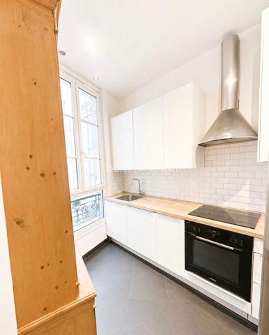 *PARIS 10e – BALCON FILANT, CHARME HAUSSMANNIEN ET LUMIÈRE EXCEPTIONNELLE FACE AU MARCHÉ SAINT-QUENTIN*

Rare dans le quartier !

Face au très recherché Marché Saint-Quentin, découvrez ce magnifique appartement de caractère de 72 m² au sol (63 m² Carrez+ 9 m2 de balcon), situé au 2ᵉ étage avec ascenseur d'un bel immeuble haussmannien.

Dès l'entrée, le charme opère : parquet d'origine, moulures élégantes, hauteur sous plafond de 3,22 m et surtout une luminosité remarquable grâce à cinq grandes portes-fenêtres ouvrant sur un superbe balcon filant.

Le séjour, baigné de lumière, invite à recevoir et à profiter pleinement de l'ambiance unique du quartier. Les deux chambres, confortables et au calme, bénéficient elles aussi d'un accès direct au balcon, un privilège rare en plein cœur de Paris.

L'appartement se compose de :

• Un vaste séjour lumineux
• Deux belles chambres
• Une cuisine indépendante entièrement équipée
• Une salle d'eau avec espace buanderie
• WC séparés

**Le coup de cœur ?** Un magnifique balcon filant accessible depuis le séjour et les deux chambres, véritable prolongement de l'appartement offrant une agréable ouverture sur l'extérieur et une sensation d'espace particulièrement recherchée à Paris.

L'immeuble est parfaitement entretenu et sécurisé (digicode, interphone). Vous bénéficierez également d'une grande cave saine ainsi que d'un local vélos fermé.

**Une adresse que les Parisiens s'arrachent :** commerces de bouche réputés, cafés, restaurants, vie de quartier animée et excellente desserte avec les gares du Nord et de l'Est ainsi que plusieurs lignes de métro à quelques minutes à pied.

Un bien de caractère, lumineux, avec extérieur, dans l'un des secteurs les plus recherchés du 10e arrondissement.