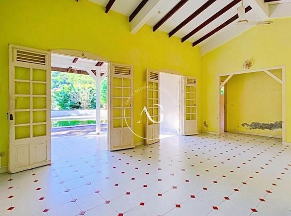 Villa T4 – Piscine, jardin, proche mer – Case-Pilote