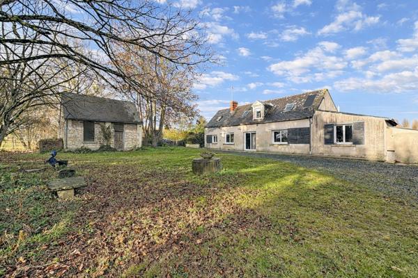 Maison située aux Bois d'Anjou avec 6 chambres un grand terrain et une superbe dépendance.