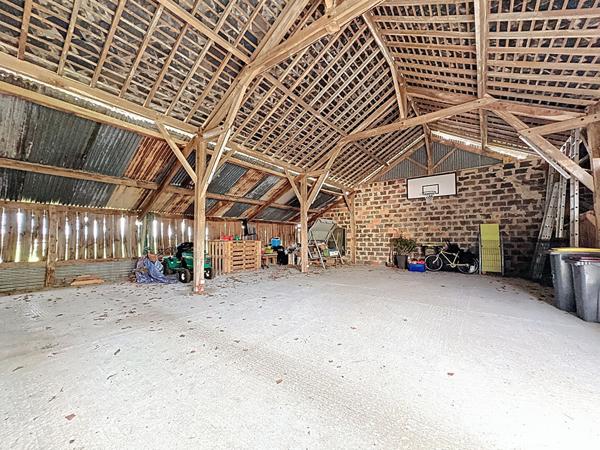 Maison située aux Bois d'Anjou avec 6 chambres un grand terrain et une superbe dépendance.