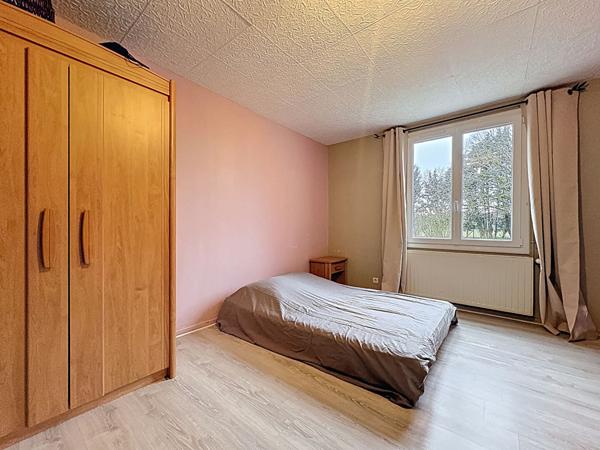 Maison située aux Bois d'Anjou avec 6 chambres un grand terrain et une superbe dépendance.