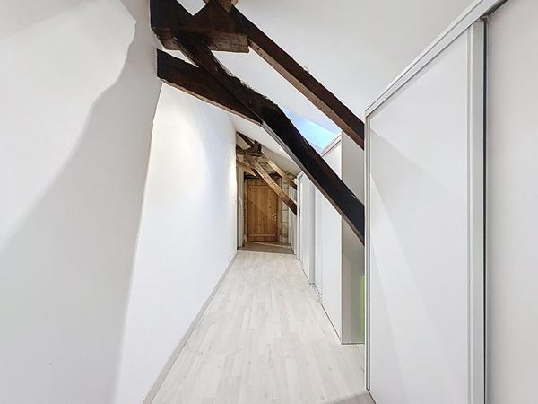 Maison située aux Bois d'Anjou avec 6 chambres un grand terrain et une superbe dépendance.