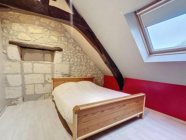 Maison située aux Bois d'Anjou avec 6 chambres un grand terrain et une superbe dépendance.