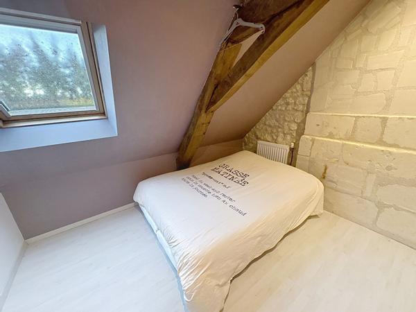 Maison située aux Bois d'Anjou avec 6 chambres un grand terrain et une superbe dépendance.