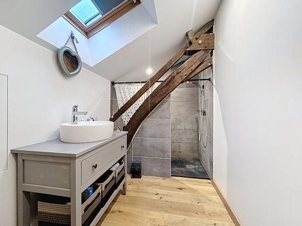 Maison située aux Bois d'Anjou avec 6 chambres un grand terrain et une superbe dépendance.