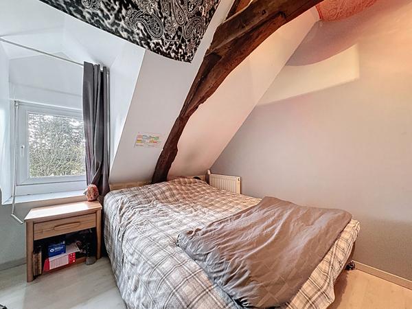 Maison située aux Bois d'Anjou avec 6 chambres un grand terrain et une superbe dépendance.