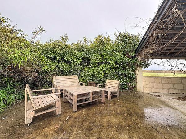 Maison située aux Bois d'Anjou avec 6 chambres un grand terrain et une superbe dépendance.