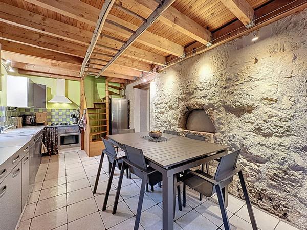 Maison située aux Bois d'Anjou avec 6 chambres un grand terrain et une superbe dépendance.