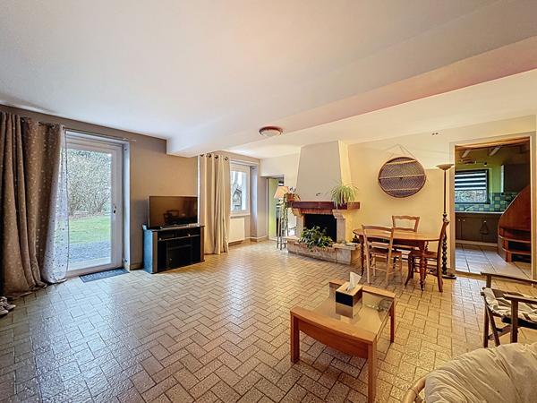 Maison située aux Bois d'Anjou avec 6 chambres un grand terrain et une superbe dépendance.