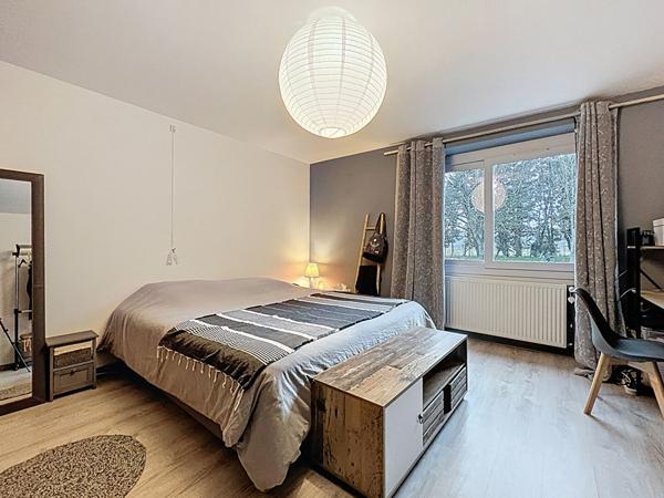 Maison située aux Bois d'Anjou avec 6 chambres un grand terrain et une superbe dépendance.