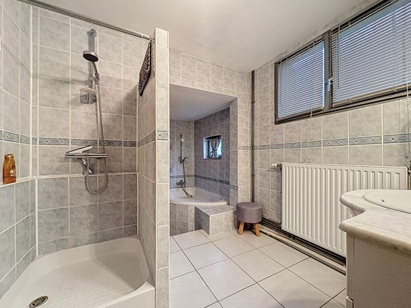 Maison située aux Bois d'Anjou avec 6 chambres un grand terrain et une superbe dépendance.