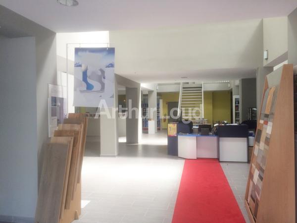 Bureaux showroom a louer douai proche centre villle immeuble emblématique proximité gare espaces rénovés aménagement réserve