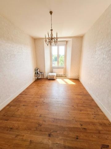 A proximité immédiate des écoles et du centre-ville de Langogne, découvrez cet appartement de 80 m² situé au 1ᵉʳ étage d'une copropriété.
✨ Les points forts du bien :
Potentiel & Attractivité : Idéal pour un premier achat, un pied-à-terre ou un investissement locatif.
? Agencement intérieur :
Une cuisine séparée du salon
Deux chambres
Une salle d'eau
Un WC indépendant
⚡ Équipements & Prestations :
Chauffage électrique
Fenêtres en double vitrage
?￯ﾸﾏ Travaux à prévoir :
Le bien nécessite une réhabilitation générale afin de retrouver toute sa fonctionnalité et d'être remis au goût du jour.
? Contactez-moi dès maintenant pour obtenir plus de renseignements ou organiser une visite !