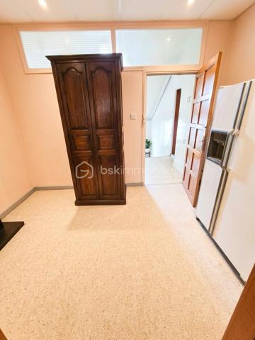A proximité immédiate des écoles et du centre-ville de Langogne, découvrez cet appartement de 80 m² situé au 1ᵉʳ étage d'une copropriété.
✨ Les points forts du bien :
Potentiel & Attractivité : Idéal pour un premier achat, un pied-à-terre ou un investissement locatif.
? Agencement intérieur :
Une cuisine séparée du salon
Deux chambres
Une salle d'eau
Un WC indépendant
⚡ Équipements & Prestations :
Chauffage électrique
Fenêtres en double vitrage
?￯ﾸﾏ Travaux à prévoir :
Le bien nécessite une réhabilitation générale afin de retrouver toute sa fonctionnalité et d'être remis au goût du jour.
? Contactez-moi dès maintenant pour obtenir plus de renseignements ou organiser une visite !