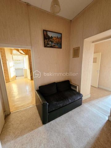 A proximité immédiate des écoles et du centre-ville de Langogne, découvrez cet appartement de 80 m² situé au 1ᵉʳ étage d'une copropriété.
✨ Les points forts du bien :
Potentiel & Attractivité : Idéal pour un premier achat, un pied-à-terre ou un investissement locatif.
? Agencement intérieur :
Une cuisine séparée du salon
Deux chambres
Une salle d'eau
Un WC indépendant
⚡ Équipements & Prestations :
Chauffage électrique
Fenêtres en double vitrage
?￯ﾸﾏ Travaux à prévoir :
Le bien nécessite une réhabilitation générale afin de retrouver toute sa fonctionnalité et d'être remis au goût du jour.
? Contactez-moi dès maintenant pour obtenir plus de renseignements ou organiser une visite !