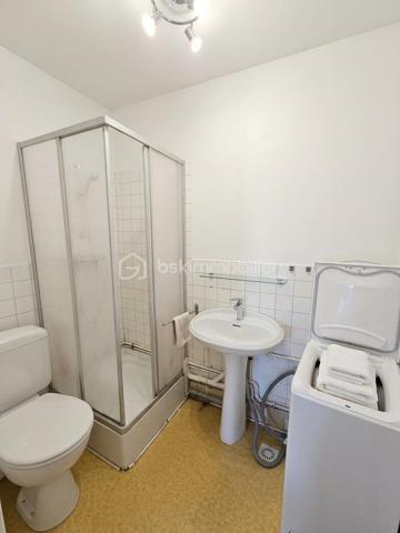A proximité immédiate des écoles et du centre-ville de Langogne, découvrez cet appartement de 80 m² situé au 1ᵉʳ étage d'une copropriété.
✨ Les points forts du bien :
Potentiel & Attractivité : Idéal pour un premier achat, un pied-à-terre ou un investissement locatif.
? Agencement intérieur :
Une cuisine séparée du salon
Deux chambres
Une salle d'eau
Un WC indépendant
⚡ Équipements & Prestations :
Chauffage électrique
Fenêtres en double vitrage
?￯ﾸﾏ Travaux à prévoir :
Le bien nécessite une réhabilitation générale afin de retrouver toute sa fonctionnalité et d'être remis au goût du jour.
? Contactez-moi dès maintenant pour obtenir plus de renseignements ou organiser une visite !