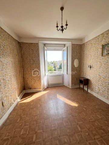A proximité immédiate des écoles et du centre-ville de Langogne, découvrez cet appartement de 80 m² situé au 1ᵉʳ étage d'une copropriété.
✨ Les points forts du bien :
Potentiel & Attractivité : Idéal pour un premier achat, un pied-à-terre ou un investissement locatif.
? Agencement intérieur :
Une cuisine séparée du salon
Deux chambres
Une salle d'eau
Un WC indépendant
⚡ Équipements & Prestations :
Chauffage électrique
Fenêtres en double vitrage
?￯ﾸﾏ Travaux à prévoir :
Le bien nécessite une réhabilitation générale afin de retrouver toute sa fonctionnalité et d'être remis au goût du jour.
? Contactez-moi dès maintenant pour obtenir plus de renseignements ou organiser une visite !