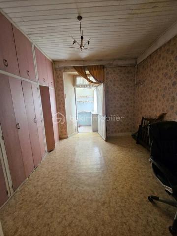 A proximité immédiate des écoles et du centre-ville de Langogne, découvrez cet appartement de 80 m² situé au 1ᵉʳ étage d'une copropriété.
✨ Les points forts du bien :
Potentiel & Attractivité : Idéal pour un premier achat, un pied-à-terre ou un investissement locatif.
? Agencement intérieur :
Une cuisine séparée du salon
Deux chambres
Une salle d'eau
Un WC indépendant
⚡ Équipements & Prestations :
Chauffage électrique
Fenêtres en double vitrage
?￯ﾸﾏ Travaux à prévoir :
Le bien nécessite une réhabilitation générale afin de retrouver toute sa fonctionnalité et d'être remis au goût du jour.
? Contactez-moi dès maintenant pour obtenir plus de renseignements ou organiser une visite !