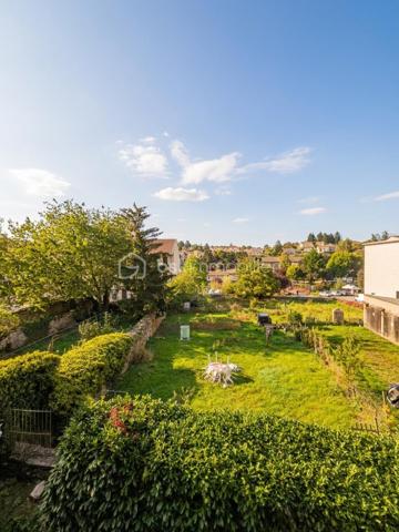 A proximité immédiate des écoles et du centre-ville de Langogne, découvrez cet appartement de 80 m² situé au 1ᵉʳ étage d'une copropriété.
✨ Les points forts du bien :
Potentiel & Attractivité : Idéal pour un premier achat, un pied-à-terre ou un investissement locatif.
? Agencement intérieur :
Une cuisine séparée du salon
Deux chambres
Une salle d'eau
Un WC indépendant
⚡ Équipements & Prestations :
Chauffage électrique
Fenêtres en double vitrage
?￯ﾸﾏ Travaux à prévoir :
Le bien nécessite une réhabilitation générale afin de retrouver toute sa fonctionnalité et d'être remis au goût du jour.
? Contactez-moi dès maintenant pour obtenir plus de renseignements ou organiser une visite !
