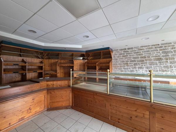 Local commercial avec appartement indépendant.