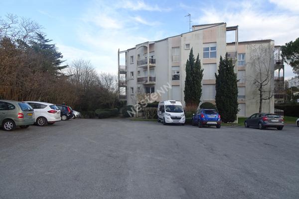 Exclusivite a Saintes : Appartement T1 avec ASCENSEUR, balcon, parking, cave et piscine