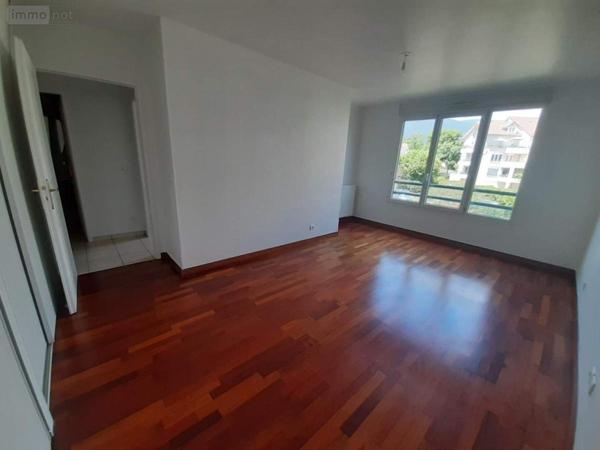 Appartement à louer à Divonne-les-Bains dans l'Ain (01220), ref : 01047-L157