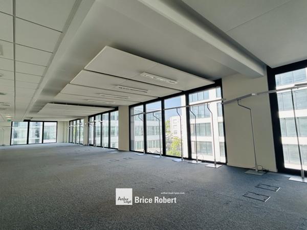 Bureau à louer à Vaulx-en-Velin emplacement stratégique et lumineux