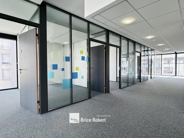 Bureau à louer à Vaulx-en-Velin emplacement stratégique et lumineux