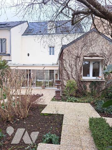 RIVE DROITE - RUE TRES CALME - AVEC GARAGE 
Maison de ville comprenant belle entrée, salon ave...