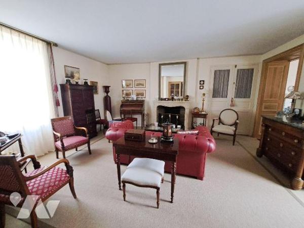 RIVE DROITE - RUE TRES CALME - AVEC GARAGE 
Maison de ville comprenant belle entrée, salon ave...