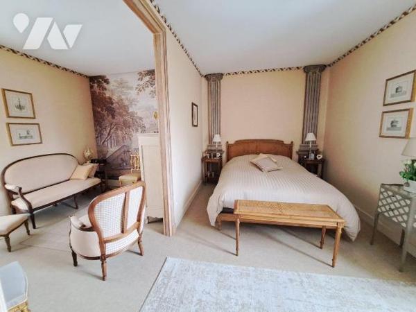 RIVE DROITE - RUE TRES CALME - AVEC GARAGE 
Maison de ville comprenant belle entrée, salon ave...