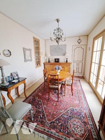 RIVE DROITE - RUE TRES CALME - AVEC GARAGE 
Maison de ville comprenant belle entrée, salon ave...