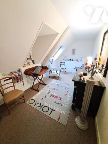 RIVE DROITE - RUE TRES CALME - AVEC GARAGE 
Maison de ville comprenant belle entrée, salon ave...