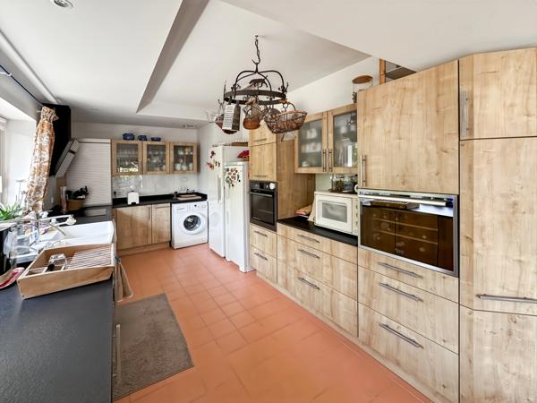 PROPRIETE À VENDRE AU SUD DE FONTAINEBLEAU A 1H15 DE PARIS